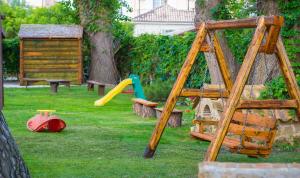 蒂锡利维扎卡迪斯海滩公寓式酒店的有滑梯和秋千的游乐场