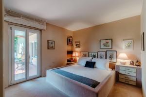 En eller flere senge i et værelse på Villa La Pergola by Quokka 360 - historic villa with private pool