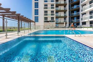Fotografie z fotogalerie ubytování Elegant & Chic 1BR Apt w/ Full swimming pool View v Dubaji