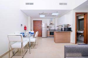 Fotografie z fotogalerie ubytování Elegant & Chic 1BR Apt w/ Full swimming pool View v Dubaji