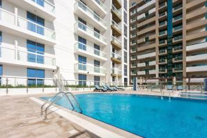 Fotografie z fotogalerie ubytování Elegant & Chic 1BR Apt w/ Full swimming pool View v Dubaji
