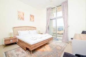 Fotografie z fotogalerie ubytování Elegant & Chic 1BR Apt w/ Full swimming pool View v Dubaji