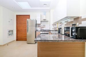 Fotografie z fotogalerie ubytování Elegant & Chic 1BR Apt w/ Full swimming pool View v Dubaji
