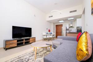 Fotografie z fotogalerie ubytování Elegant & Chic 1BR Apt w/ Full swimming pool View v Dubaji