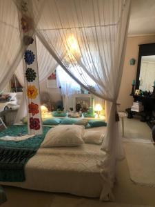 Ollallaa Hiiumaa في Kõrgessaare: غرفة نوم بسريرين ذات ستائر بيضاء