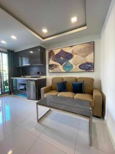 - un salon avec un canapé et une table dans l'établissement Arcadia beach continental, à Pattaya (sud)