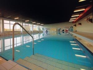 uma grande piscina com pessoas a brincar nela em Ferienwohnung App 256 em Braunlage