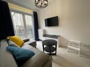 Televízia a/alebo spoločenská miestnosť v ubytovaní Apartament Smart Kamienica Grochów with free parking