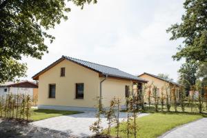 a house with a black roof at Havelstern Ketzin, Ferienhaus Hecht in Ketzin