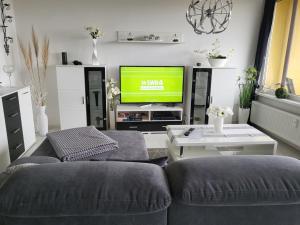 uma sala de estar com dois sofás e uma televisão em Ferienwohnung App 256 em Braunlage
