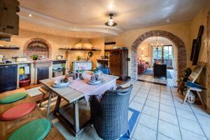 a kitchen and living room with a table and chairs at Romantische 5-Sterne- Ferienwohnungen in Mittenwald