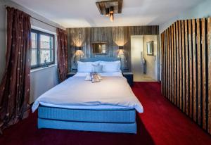 1 dormitorio con 1 cama grande en una habitación en Romantische 5-Sterne- Ferienwohnungen, en Mittenwald