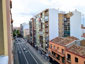 z góry widok na ulicę miejską z budynkami w obiekcie Highway to El Pilar ComoTuCasa w Saragossie