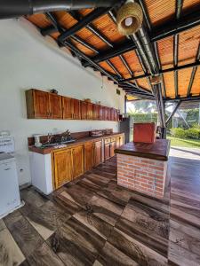 基姆巴亞的住宿－Karey，厨房配有木制橱柜和砖砌台面