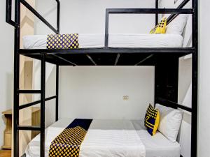 Ce dortoir comprend 2 lits superposés. dans l'établissement SPOT ON 92850 Cindelaras B&b Bunk Bed, à Piyungan