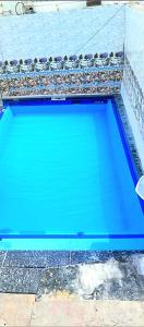 una piscina azul junto a un edificio en HOTEL TASTE OF INDIA en Agra