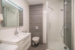 ein Badezimmer mit Waschbecken, Toilette und Dusche in der Unterkunft 2L De Volharding in Leiden + 47 Fotos