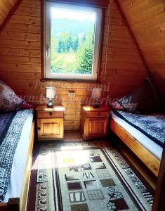 1 dormitorio con 2 camas y ventana en Agroturystyka Pod Bocianami Terka en Polańczyk