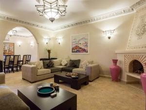 sala de estar con sofá y chimenea en Riad Magda & Spa, en Marrakech