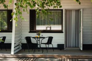 ein Tisch und Stühle auf der Veranda eines Hauses in der Unterkunft Hotel Boreas in Rovaniemi