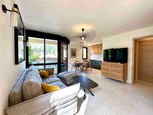 a living room with a couch and a tv at Centre ville AIX - Terrasse / Ascenseur - Rénové in Aix-en-Provence