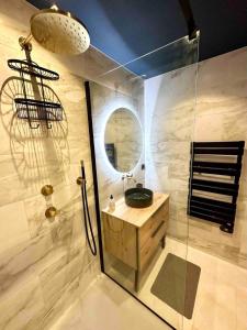 a bathroom with a sink and a shower with a mirror at Centre ville AIX - Terrasse / Ascenseur - Rénové in Aix-en-Provence