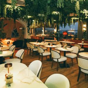 un restaurante con mesas y sillas y un bar en Pikola Otel, en Ordu