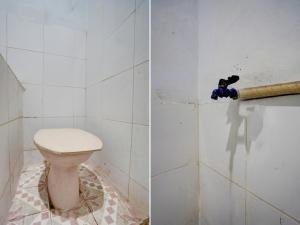 zwei Bilder eines Badezimmers mit WC darin in der Unterkunft SPOT ON 92876 Homestay Kedamean in Gresik
