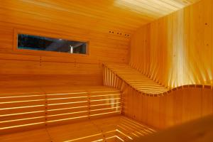 una sauna con paredes de madera y una ventana en Villa El Cielo Ishigaki, en Ishigaki Island