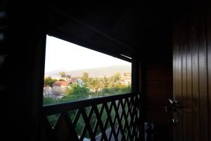 una ventana de balcón con vistas en Argo Guest House en Karakol