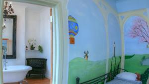 Ένα μπάνιο στο Burlington Palace Eastbourne Seafront Villa with Garden. +120 φωτογραφίες