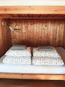 Voodi või voodid majutusasutuse Lambhus Glacier View Cabins toas