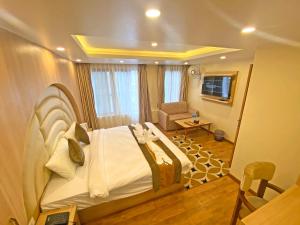 TV a/nebo společenská místnost v ubytování Hotel Airport Gurkha