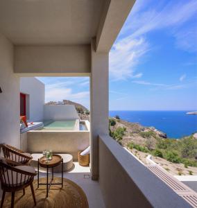 vistas al océano desde el balcón de una casa en 11:11 By Potnia en Akrotiri