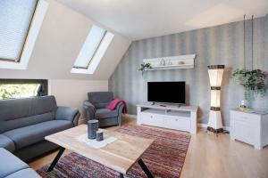 un soggiorno con un divano e una TV di Ferienwohnung Maja am Yachthafen a Bad Zwischenahn