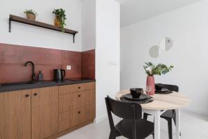 Kitchen o kitchenette sa Modern Studio & Terrace Kiełkowskiego by Renters