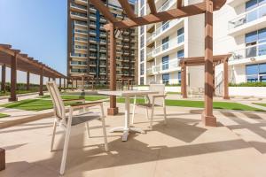 Fotografie z fotogalerie ubytování Elegant & Chic 1BR Apt w/ Full swimming pool View v Dubaji