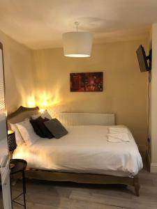 a bedroom with a large white bed in a room at Cosy 1 Bed Studio in King's Cross in London