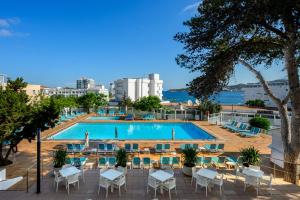 a view of a pool with tables and chairs at Hotel Vibra Riviera in San Antonio Bay