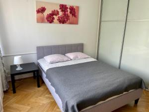ワルシャワにあるZłota 81のベッドルーム1室(ベッド1台、テーブル、写真付)