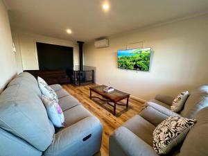 金斯科特的住宿－Kangaroo Island Homestays，客厅配有两张沙发和一张桌子