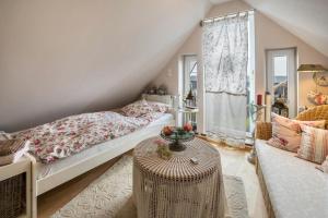 ein Schlafzimmer mit einem Bett und einem Tisch und einem Fenster in der Unterkunft Die Kleine Oase 3 im Wohnhaus in Brinkum