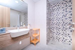 Fotografie z fotogalerie ubytování Elegant & Chic 1BR Apt w/ Full swimming pool View v Dubaji