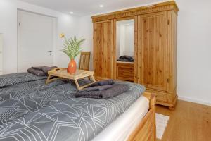 1 dormitorio con 1 cama y armario de madera en am Hochrhein Desko en Gailingen