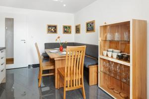am Hochrhein Desko في غايلينغِن: مطبخ وغرفة طعام مع طاولة وكراسي