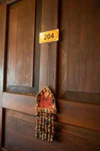 Geyikbayırıにあるvita campıng otelの手袋付きの扉