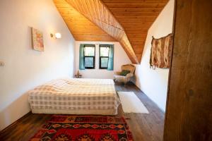 um quarto com uma cama e uma cadeira num quarto em vita campıng otel em Geyikbayırı