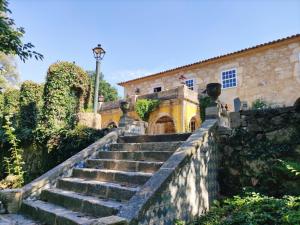 FontouraにあるQUINTA DE SANTO ANTONIOの階段を前に建つ古い石造りの建物
