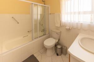 un bagno con wc, doccia e lavandino di Lyngenfjord House a Cape St Francis Altre 30 foto