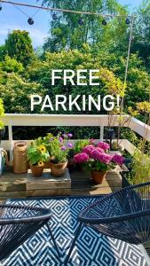 a sign that says free gardening with potted plants at Bed & Breakfast Jo Amsterdam in Amsterdam